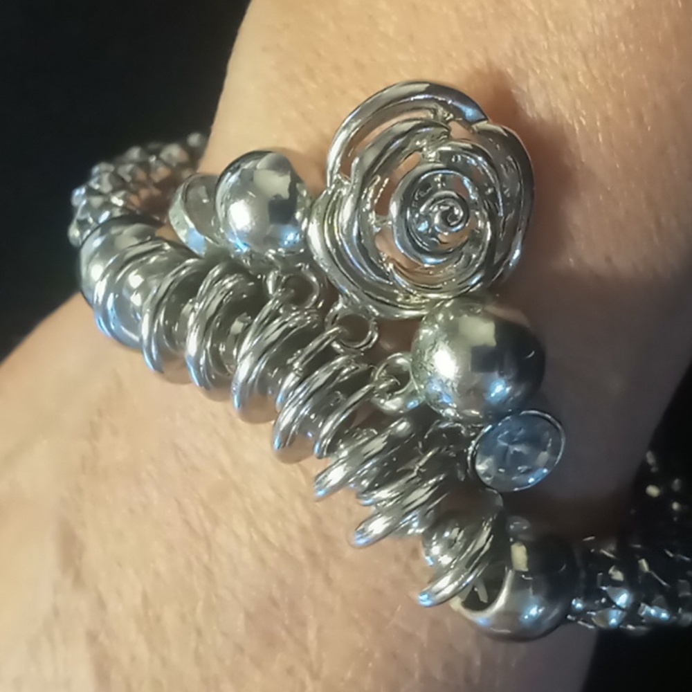 Rose beaded & crystal charms mesh bracelet. - Picture 4 of 6